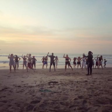 Clase de danza en la playa